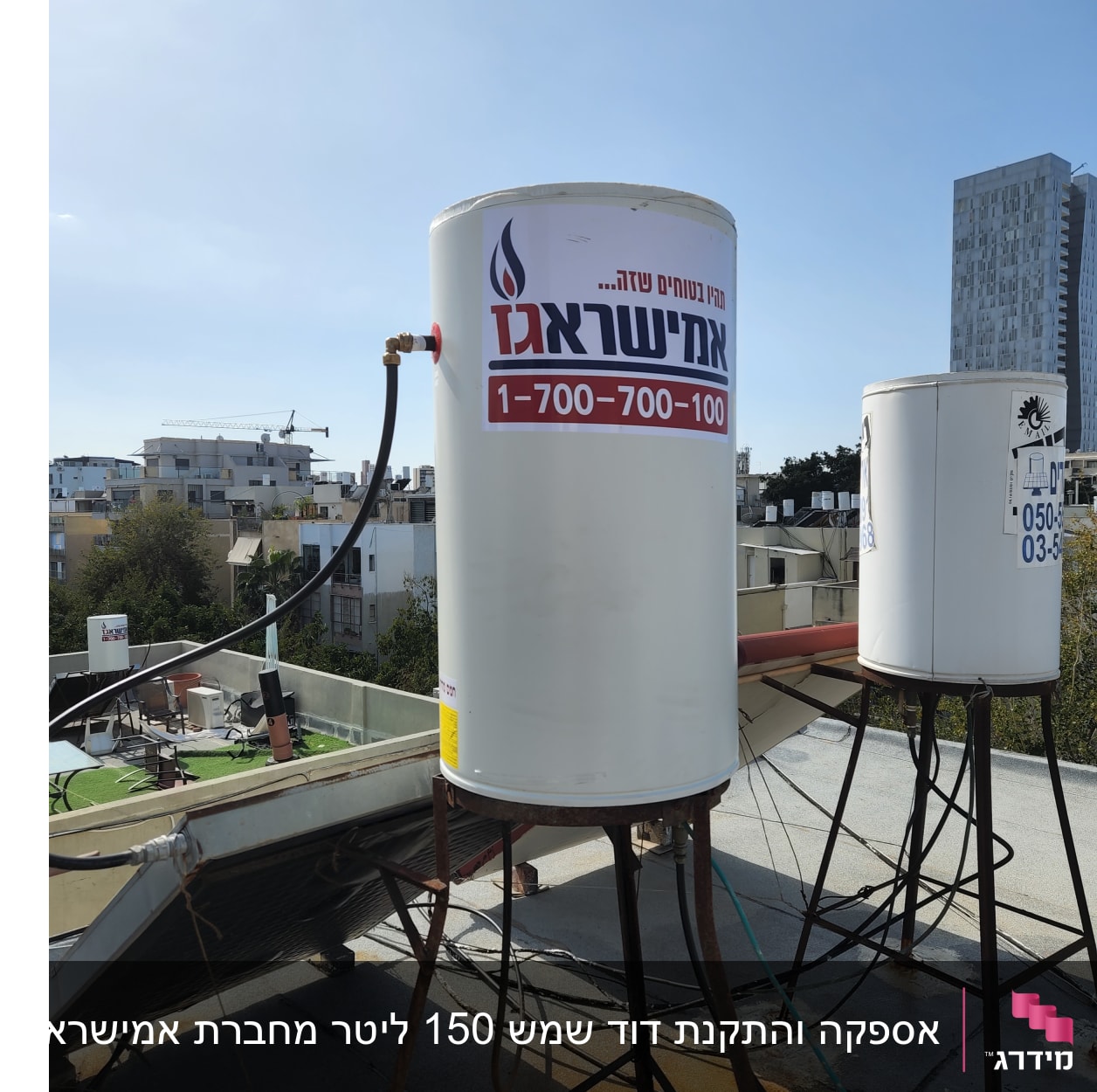 דוד שמש על גג עם צינורות וחיבורים